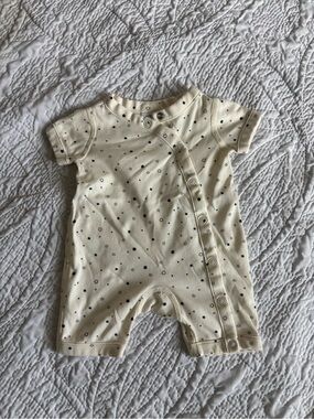 Hanna Andersson Cream Newborn Jumpsuit with Black Star Print